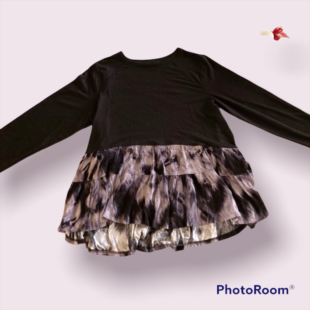 Cute long sleeve black shirt and violet on the bottom